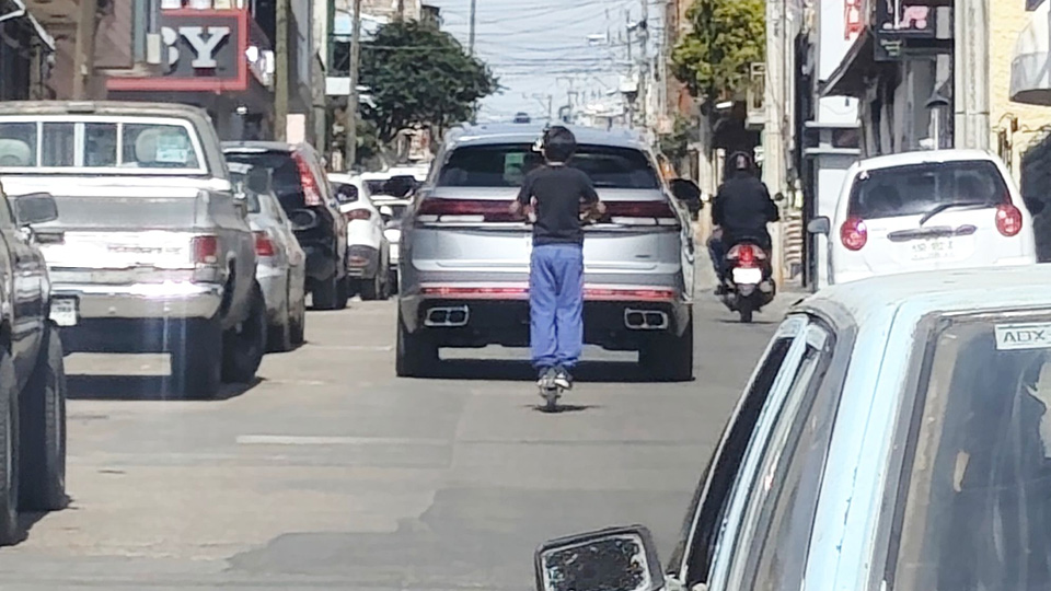 Menores circulan en la vía pública en patines eléctricos, sin equipo de protección