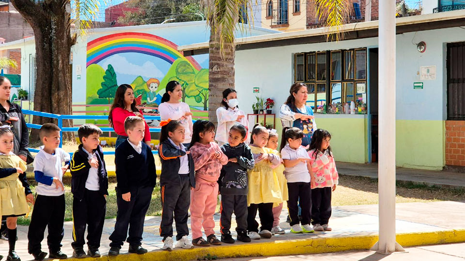 La iniciativa se enfoca en mejorar la infraestructura educativa mediante un esquema de participación conjunta entre gobierno y escuelas