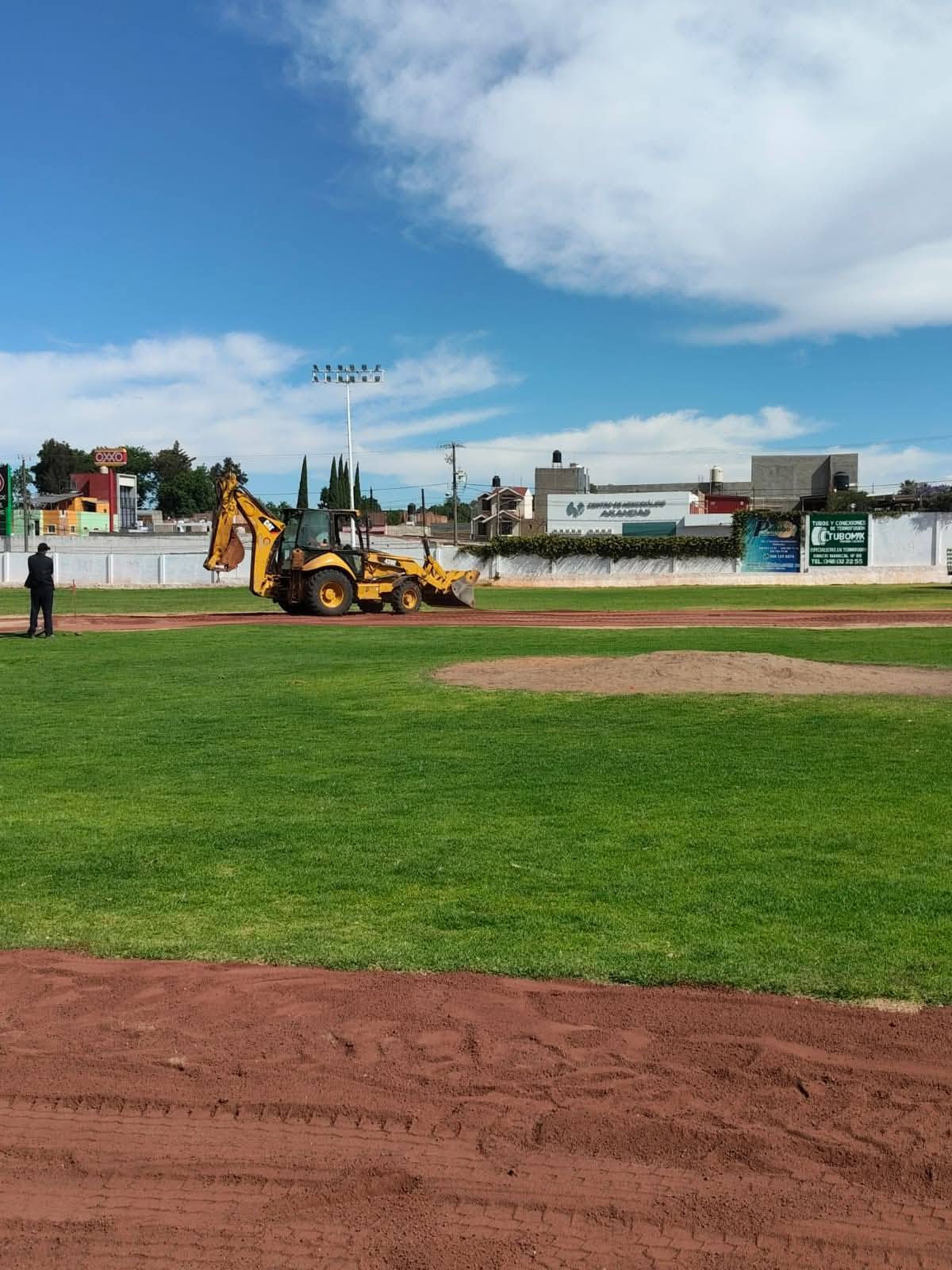 Rehabilitación del campo de béisbol en la Unidad Deportiva Díaz Ordaz